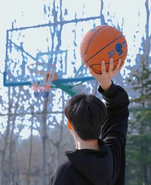 刘耀文晒打篮球随拍##刘耀文打篮球回头杀