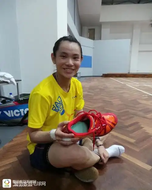 戴资颖今晚前往里约,老爸给她穿了十几只拍线