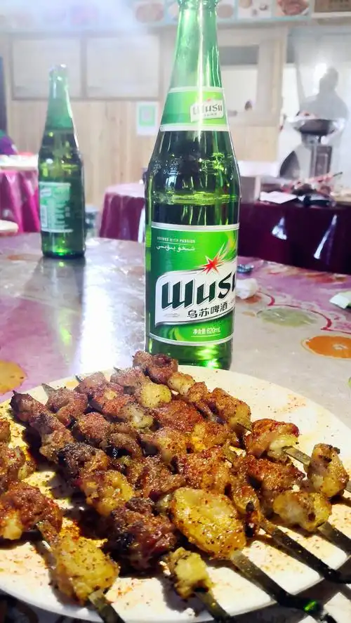 客栈的哈萨克族小哥哥热情好客,晚上喝乌苏啤酒,吃烤串羊排,大家一起