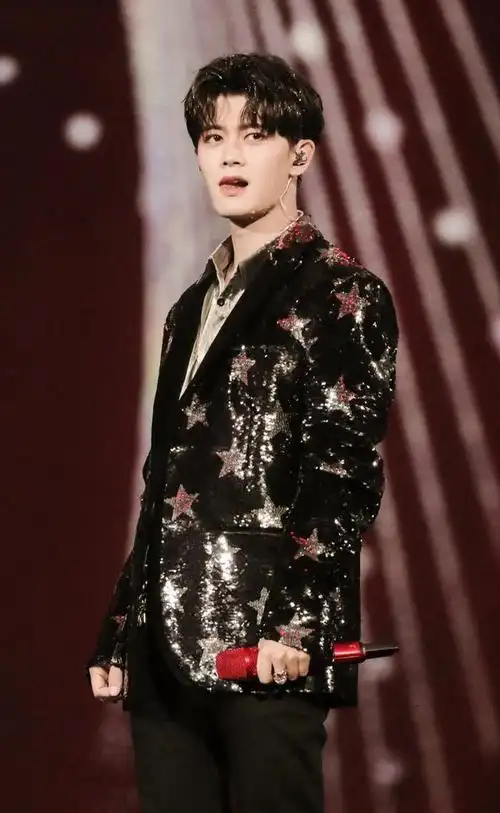 任嘉伦既有苏点又有笑点前一秒炸街后一秒炸毛