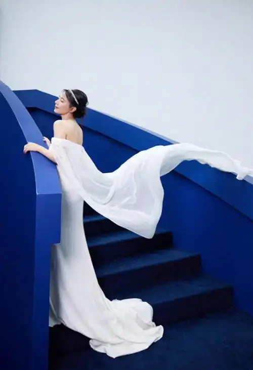 高圆圆真空露肩白色连衣裙,u型领口开到胃中间,迷人又