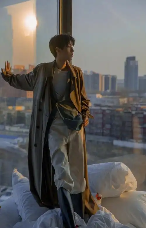 王俊凯衬衫微开拍大片 精致锁骨撩人不自知