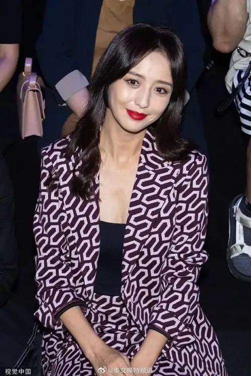 佟丽娅穿条纹套装玩转时尚元素