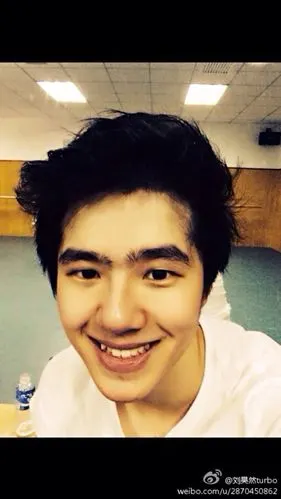 可爱的虎牙刘昊然