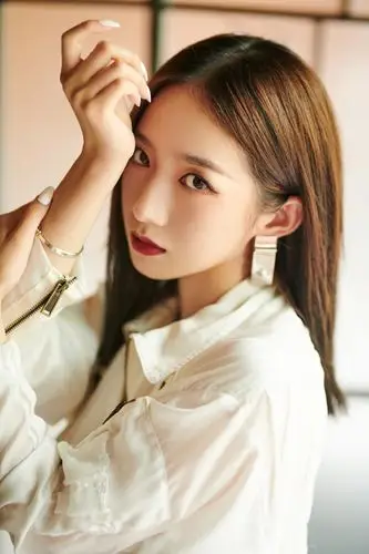 简介:孟美岐精致红唇酷飒写真图片,分享一组孟美岐图片给大家,图中的