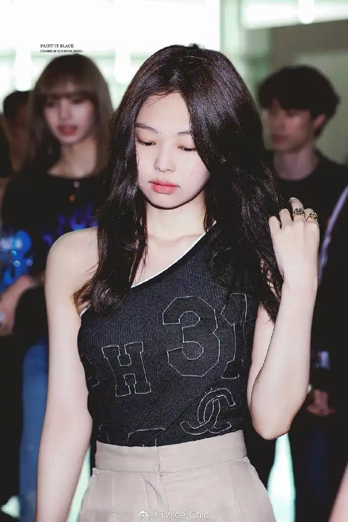 jennie | 新机场街拍,斜肩上衣米色阔腿裤,配以荧光唇色.