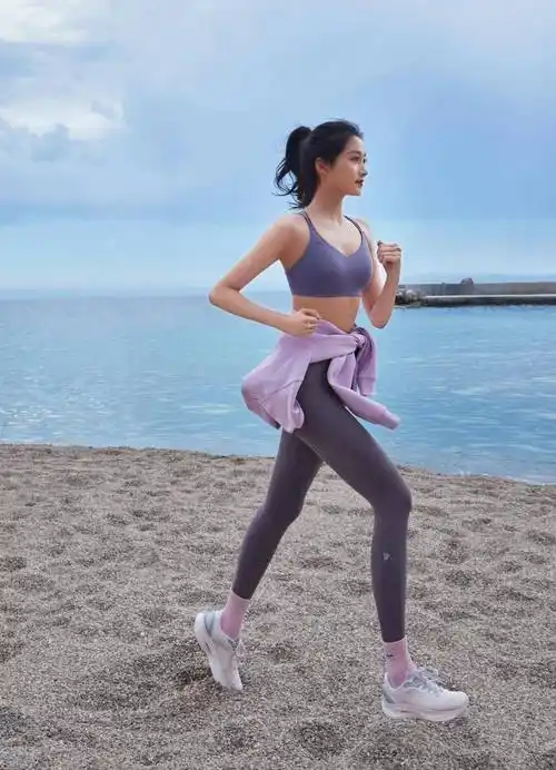 关晓彤镂空透视紧身裤,海滩跑步曼妙身姿引爆眼球!身材超性感!