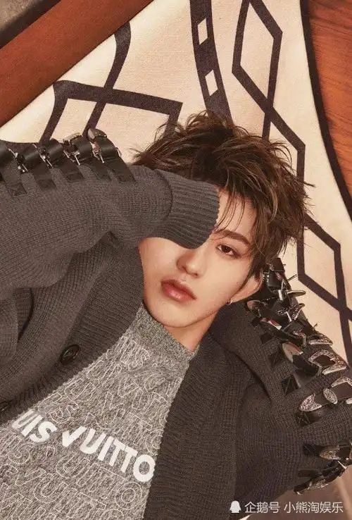 蔡徐坤的嘴唇怎么变薄了?一放大就真相了,网友:涂了十层粉底?