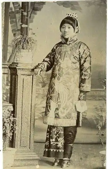 晚清陋习:三寸金莲老照片