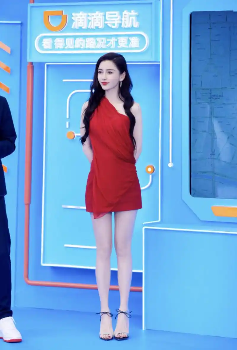 原创angelababy杨颖就该这样穿身穿一袭黑白色连衣裙漫画腿真吸睛