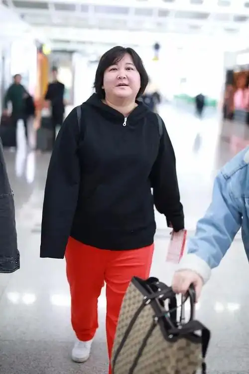 贾玲体重飙升素颜现身机场酒窝都胖没了
