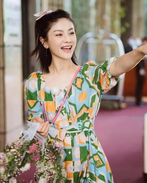 沙溢的老婆胡可又美出圈了穿印花裙配波波头好嫩不像奔五的人