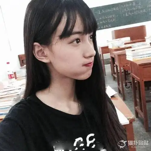 她的名字叫做王梓莼-,就读于广西河池市第二高级中学,今年才15岁,身高