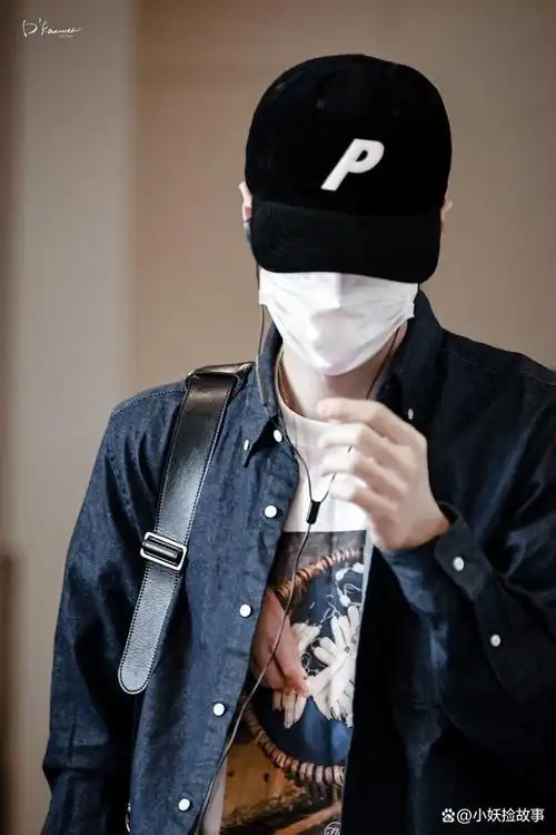 王一博出发日本看秀,简单穿搭意想不到,白色t恤瞬间售空