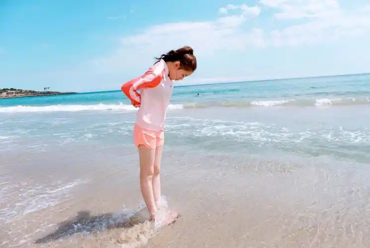 林允晒阳光沙滩长腿美照,这回真是美少女