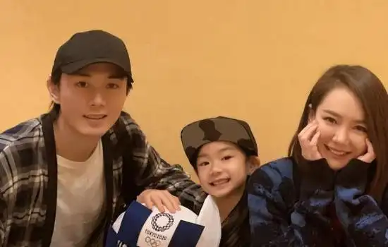 照片中除了戚薇和李承铉夫妻两人,还有他们的可爱女儿lucky一同出行