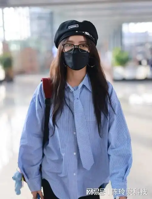 街拍孟佳条纹衬衫贝雷帽喇叭裤随性休闲