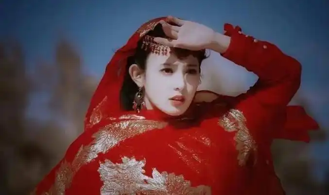 "一身红衣来,一身白衣去"初见时,她是西洲九公主,他是中原茶 - 抖音