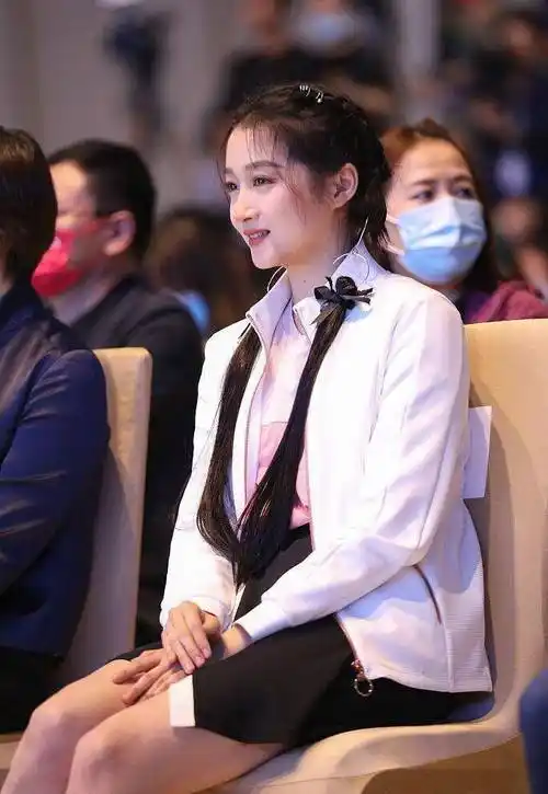 关晓彤坐实"关大壮"称呼,穿运动衣配包臀裙,只看上身像120斤_身材