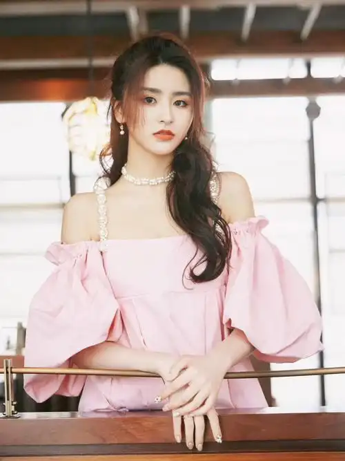 金子涵粉色泡泡袖连衣裙