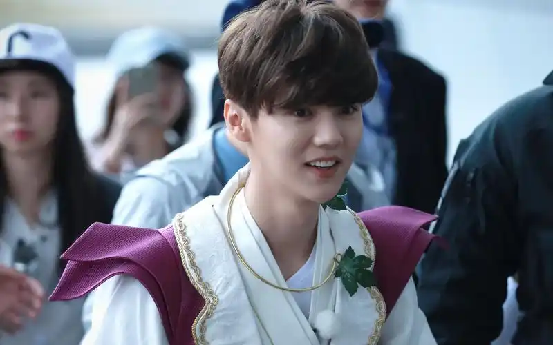 鹿晗饭拍 160420 奔跑吧兄弟韩国录制 by lusparkle_哔哩哔哩_bili