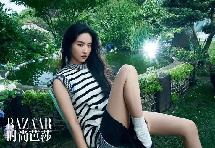 1/ 12 搜狐娱乐讯 6月21日,刘亦菲最新时尚大片释出,夏日草绿间,微风