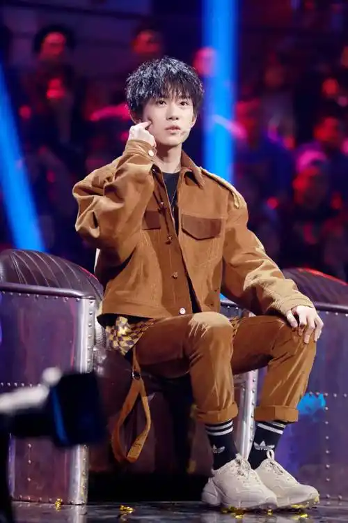 易烊千玺超话  2018 /0319 /180319  这就是街舞录制  小孩在外面不