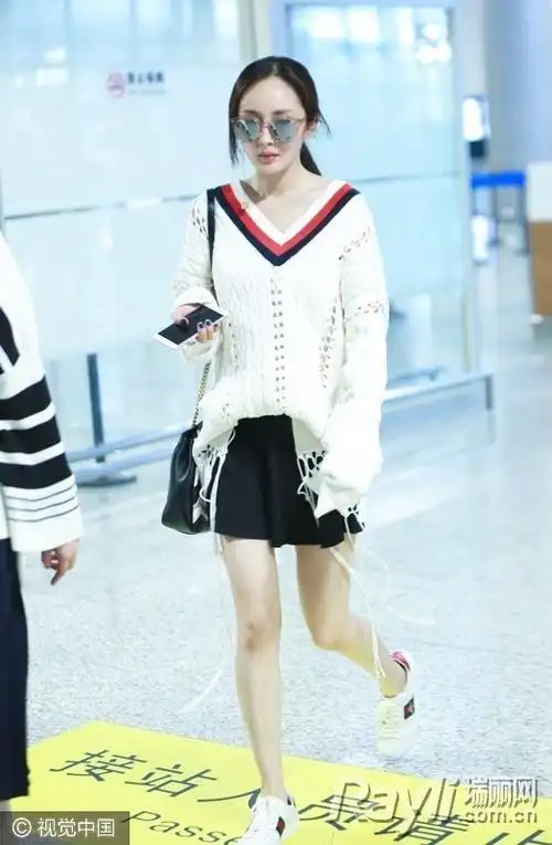 身背gucci几何条纹链条包单肩包,脚踩gucci经典logo小白鞋