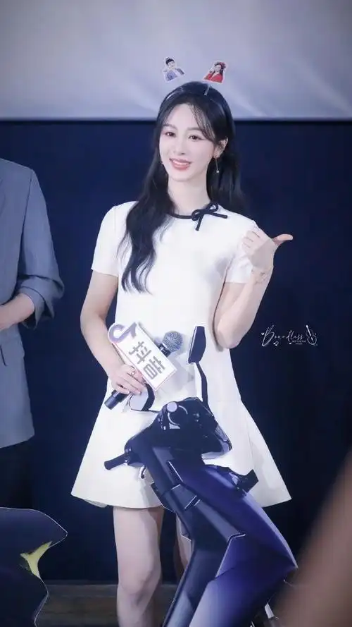 杨紫亮相《长相思》见面会,白色连衣裙展现优雅与纯净,美到震撼