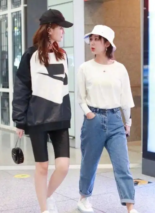 再加上鞋子的风格,平底鞋的样式把她的身高和腿型展现出很真实的感觉