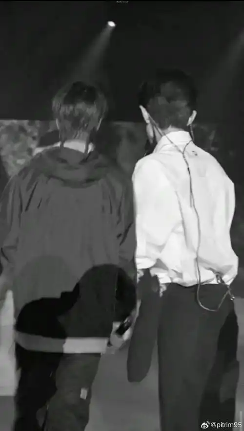 博君一肖超话bjyx#博君一肖#我们留在炽热的夏天 看着你们远去的背影