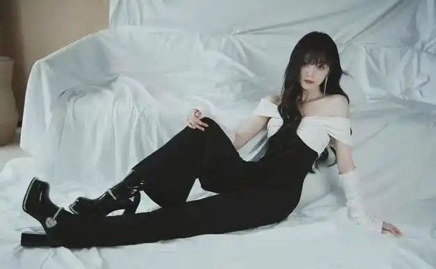 吴宣仪露肩造型