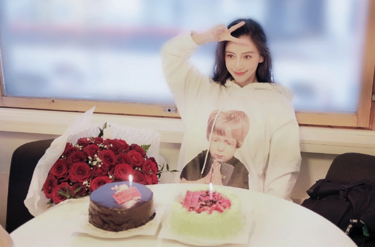 angelababy晒照过31岁生日对着蛋糕虔诚许愿身旁玫瑰花抢镜