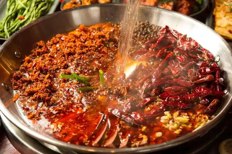 藏在重庆美食街里的地道老火锅,为何引得老顾客如此偏爱?