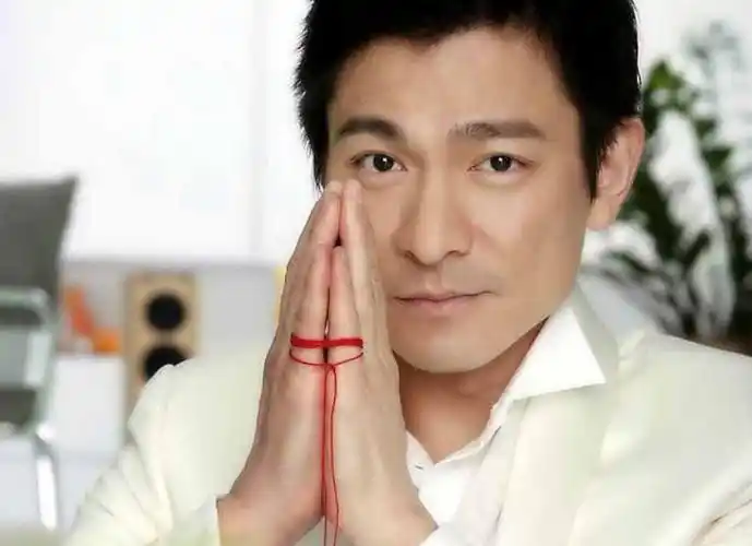 刘德华因喉咙发炎,突然终止第14场演唱会,痛哭着向观众致歉_华仔