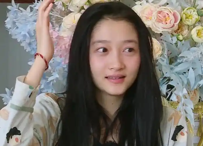 化妆后的她就太成熟了,不少观众都觉得关晓彤素颜更养眼一些,相信