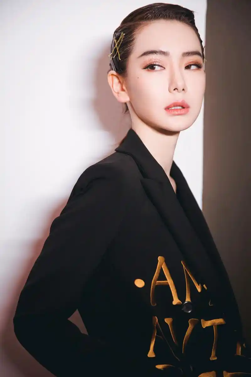 戚薇现身米兰时装周混搭风穿衣示例堪比教学