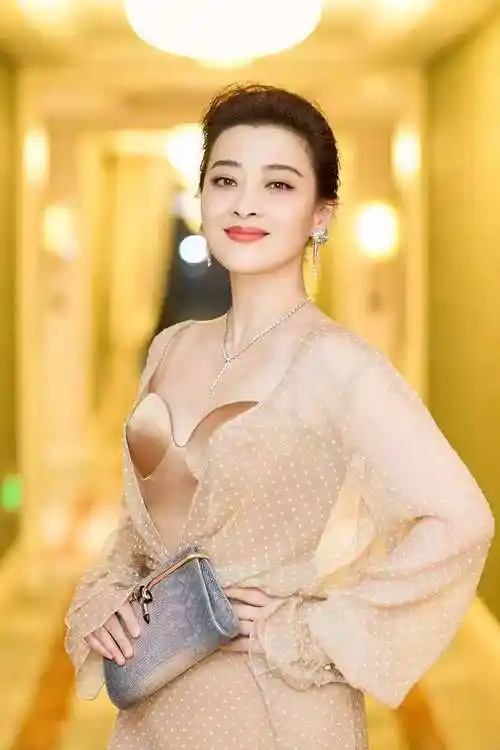 45岁梅婷近照似18,减肥常吃4种食物,网友:难怪越活越年轻