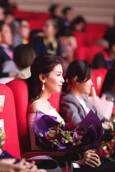 2018文荣奖刘涛摘视后 赵本山女儿网红脸抢镜