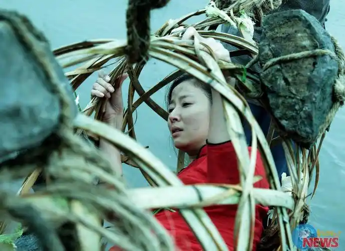 林心如水沟拍鬼片贴胸贴真空上阵 惠英红装死差点弄假成真