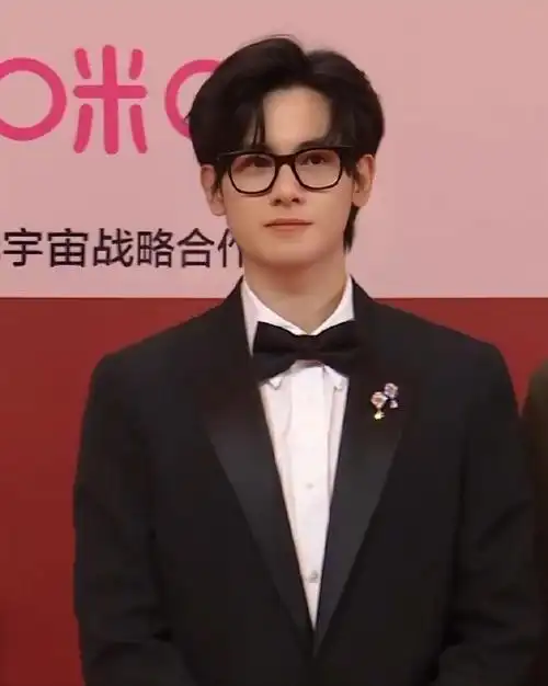 胡先煦今日亮相上海国际电影节红毯,黑西装77黑框眼镜造型真的太帅