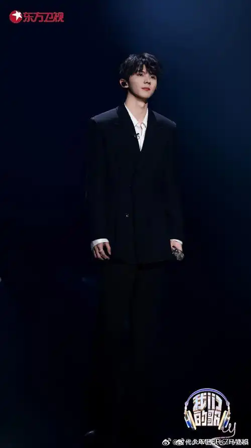 马嘉祺身着jumper zhang二零二四高级手工定制系列西装亮相#我们的歌