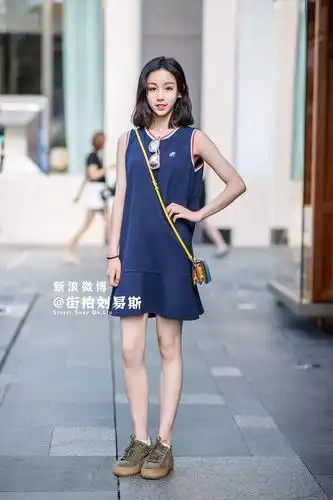 在街拍看到14岁的女生,不得不感叹现在的小孩子都.