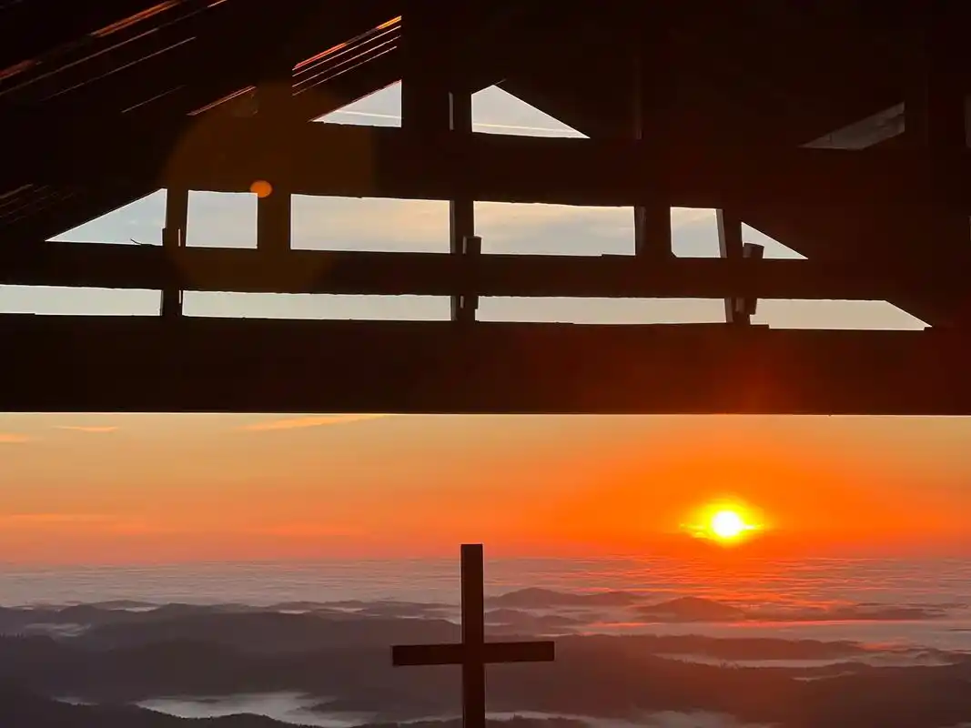 就应该跟喜欢的人一起去教堂,一起看日出.#capper新歌雪 - 抖音