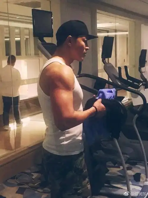 导演说这个角色手臂要大,何润东睡梦中都想着变大,网友说好努力