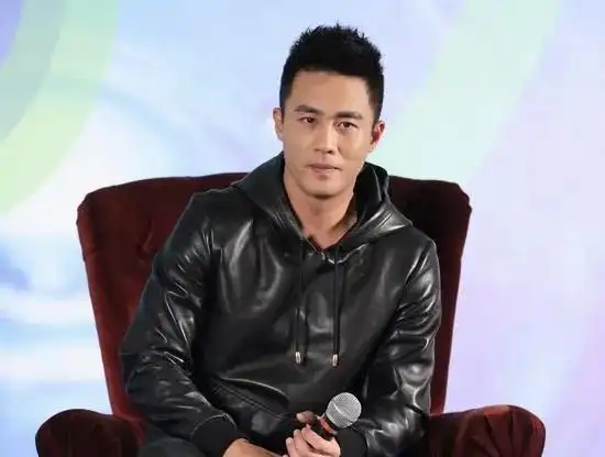 41岁杜淳晒全家福甜蜜偷亲大7岁二婚老婆女方一脸娇羞好恩爱