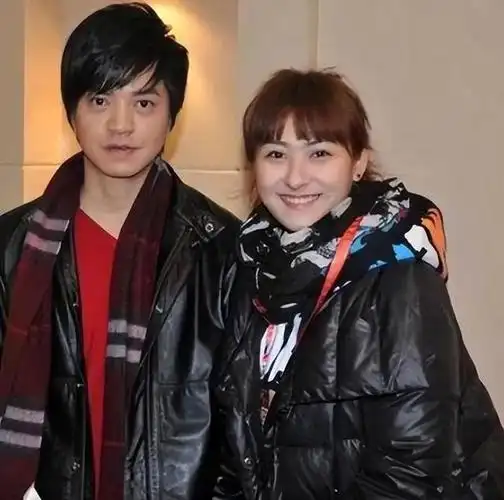 李健老婆罕见亮相长相出众背景不一般难怪出道至今没绯闻