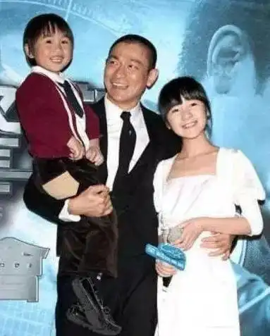 60岁的刘德华9岁女儿刘向蕙生活照被曝,被称为"最美星二代"!