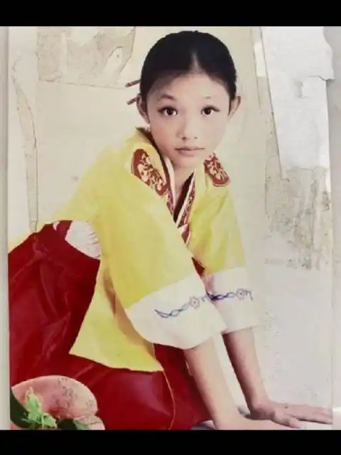 林允是等比例放大的吧,小时候和现在的长相没差哎