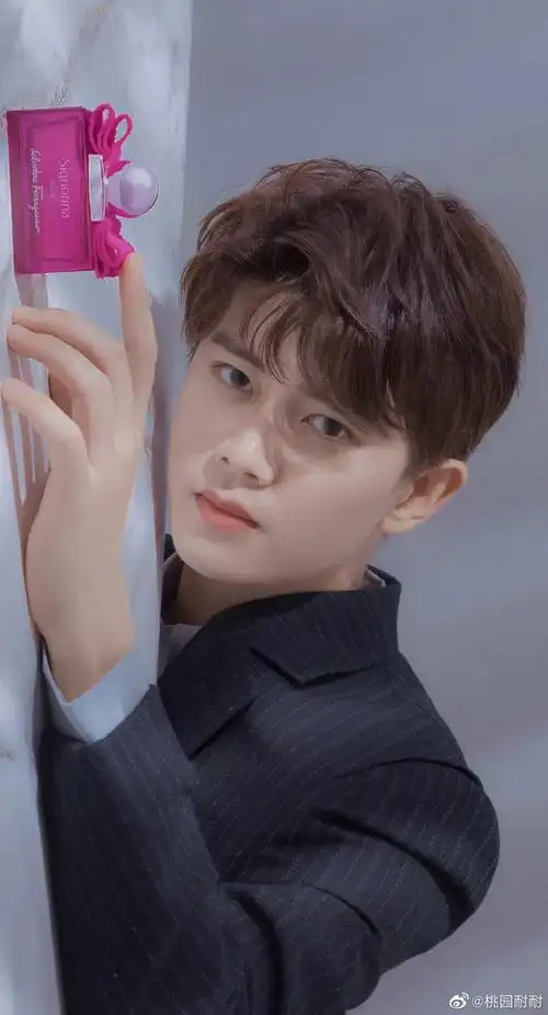 任嘉伦菲拉格慕伊人香水系列大中华区代言… - 高清图片,堆糖,美图